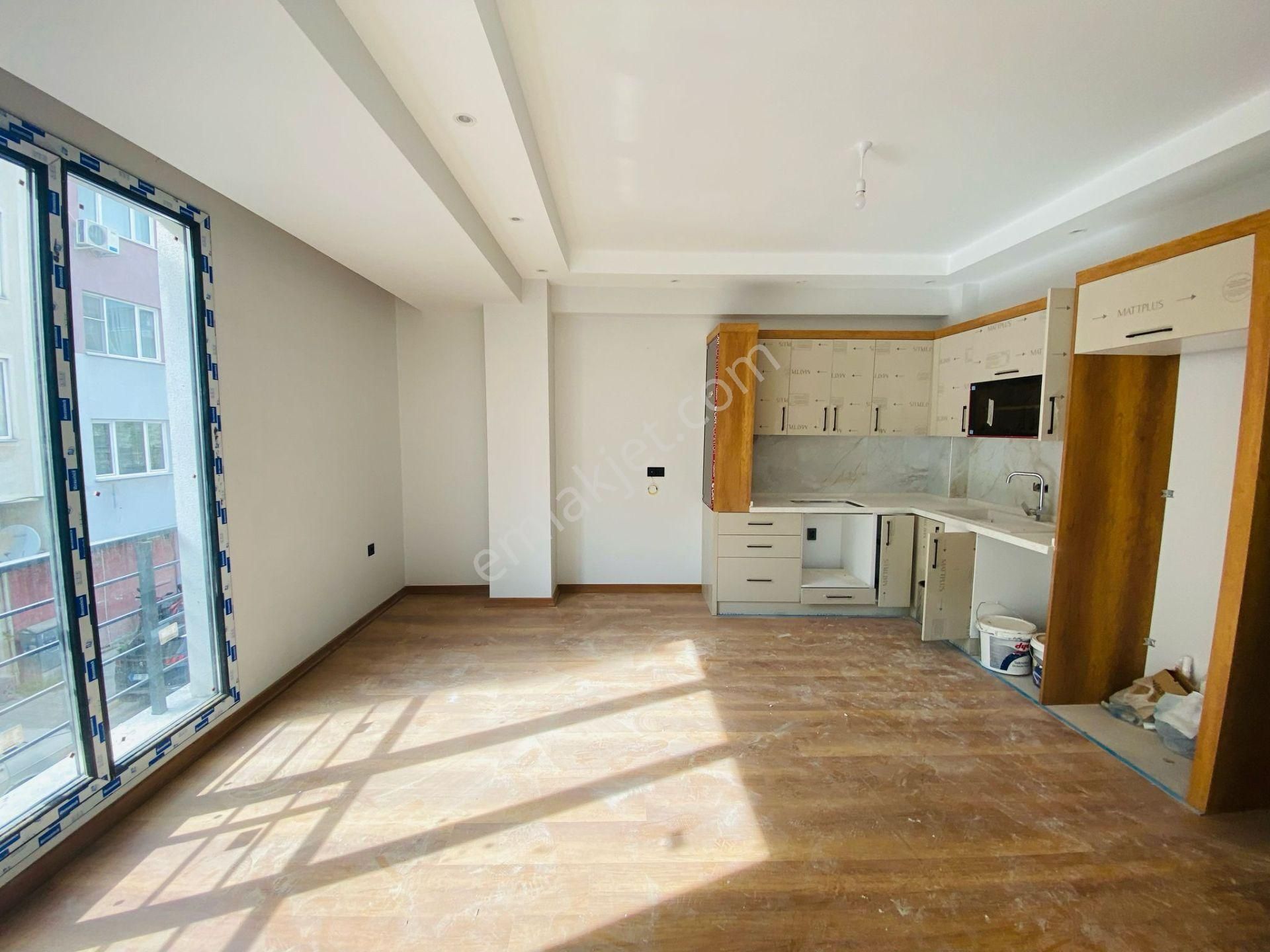 Vitrinden Körfez Polis Karakoluna 20 M Mesafede Arakat 2+1 Sıfır Daire