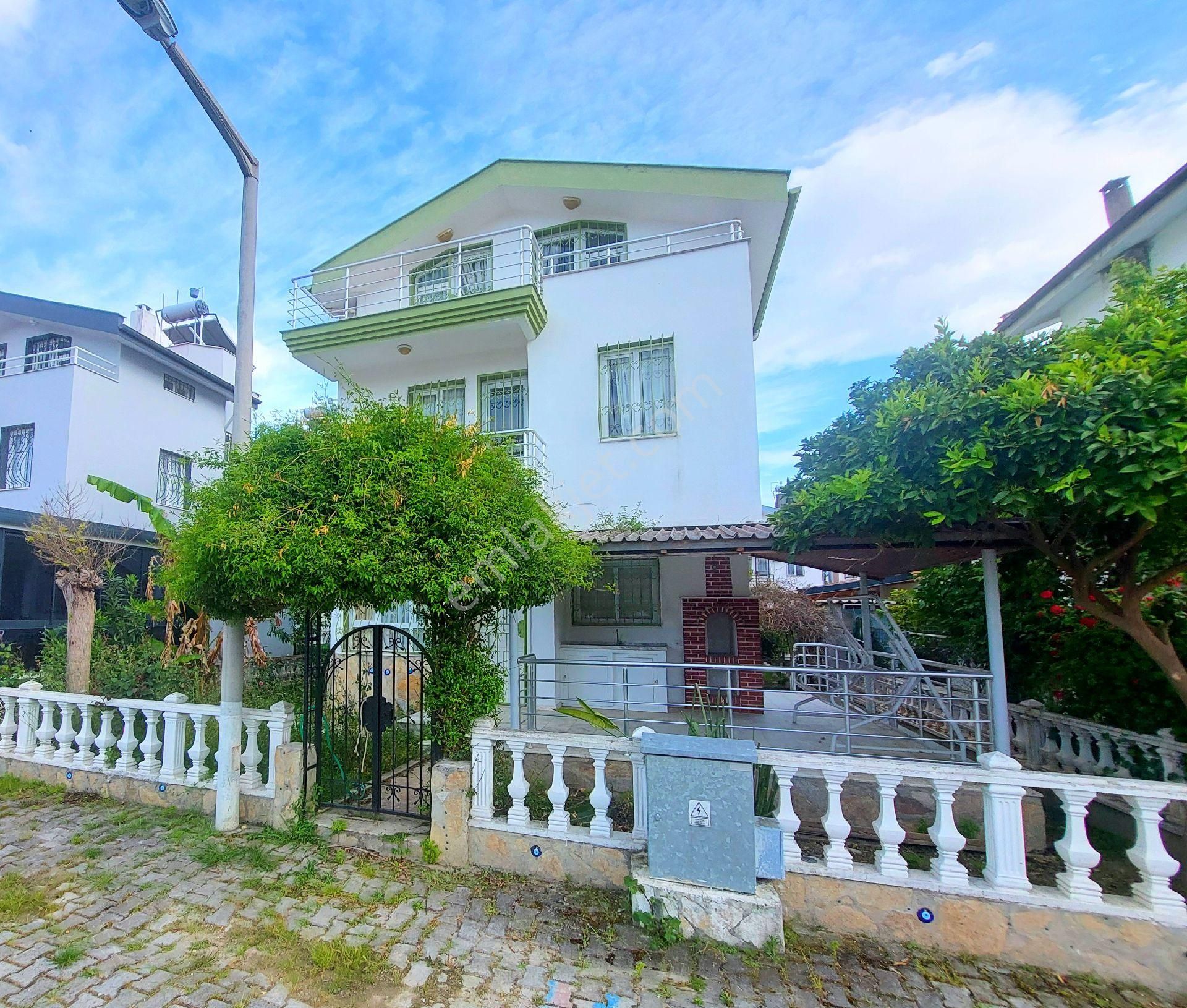 Kuşadasında Denize Yakın Havuzlu Sitede Tek Müstakil 4+1 Bahçeli Yazlık