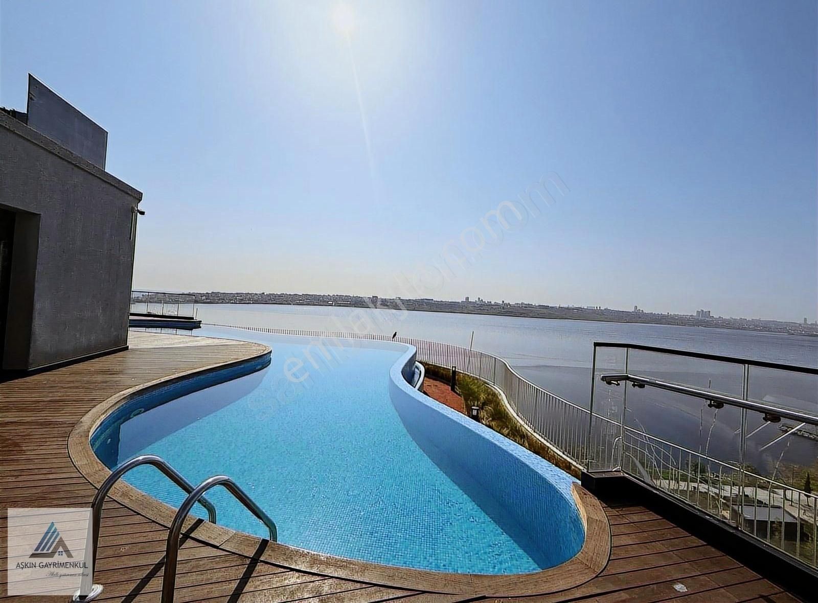 Blue Lake Göl Manzaralı Teraslı 1+1 Satılık 90 M2 Daire