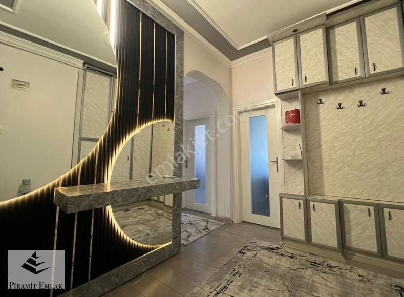 Piramit Gm Den 2+1 Satılık İçi Ful Yapılı Arakat Daıre