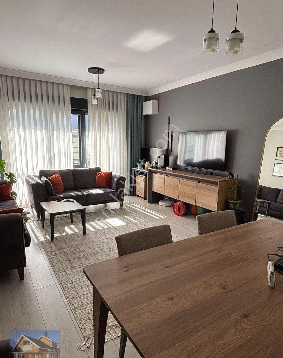 Suadiyede 4 Yıllık Binada Yüksek Giriş 65 M2 Net 4 Katlı Binada Satılık Daire