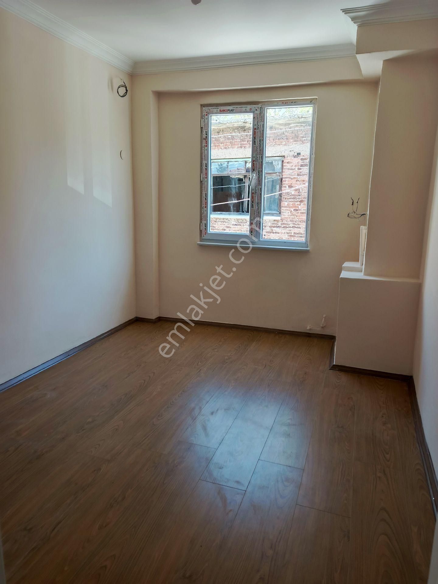 Taner Emlaktan Çarşı Merkezinde Kiralık 2+0 Daire