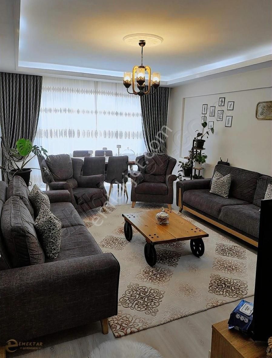 Küçük Kayaş'ta Cadde Yakını Ara Katta 3+1 Satılık Daire