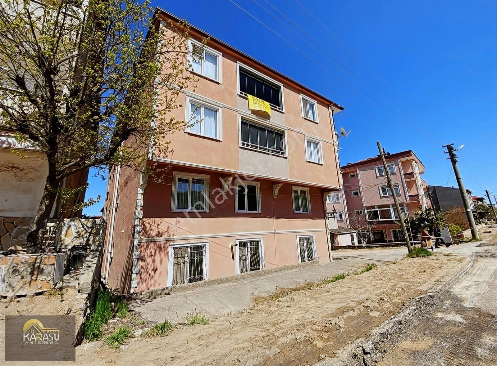 Karasu Huzur Emlaktan 2+1 Mutfak Ayrı Merkezi Konumda Daire