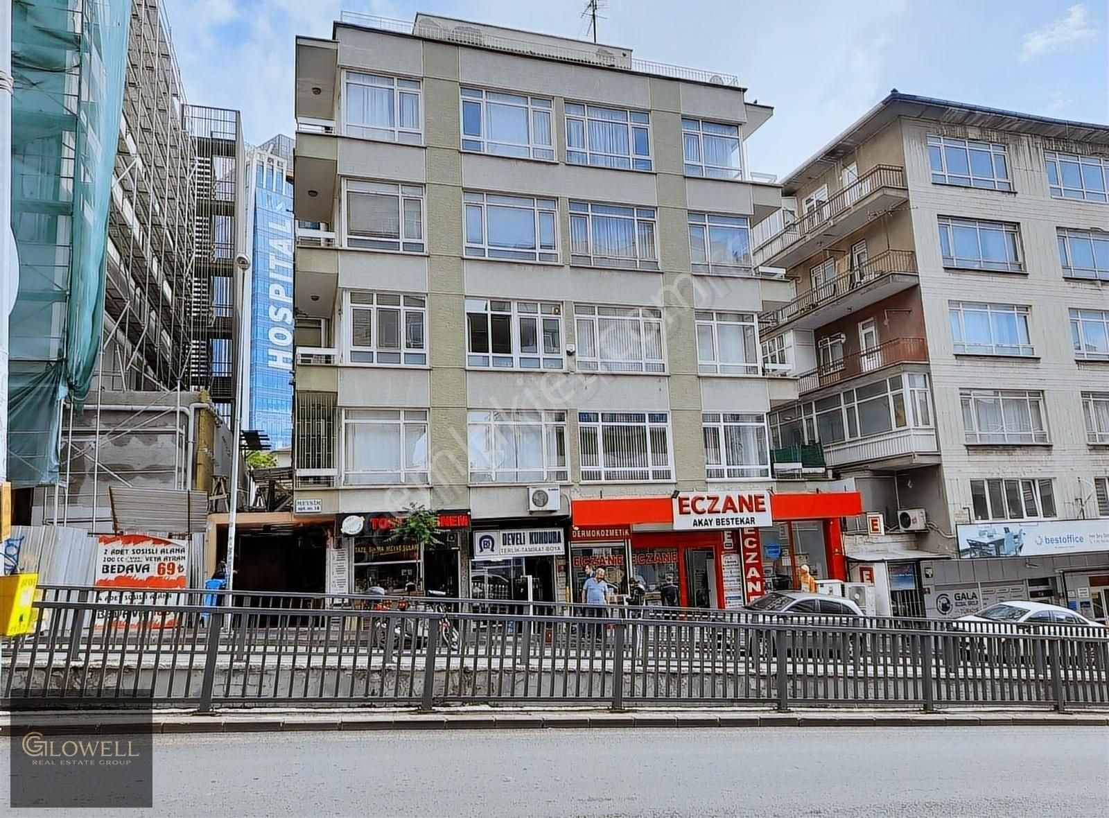 Akay Caddesi'nde Satılık Katta Yapılı 2+1