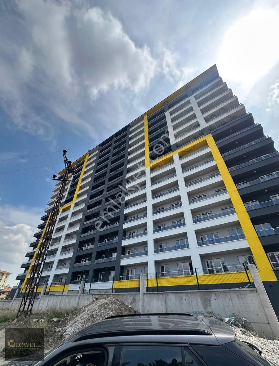 Havaalanı Yolu Üzerinde Satılık Site İçerisinde 1+1