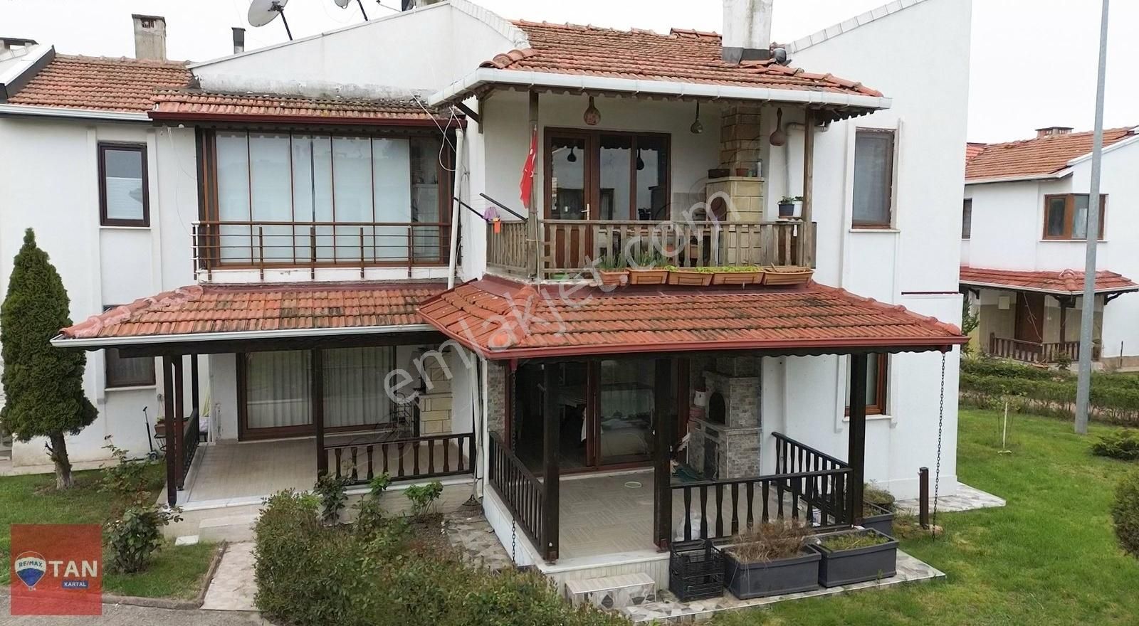Güntur Tatil Sitesinde Bahçeli Satılık 2+1 Yazlık Daire