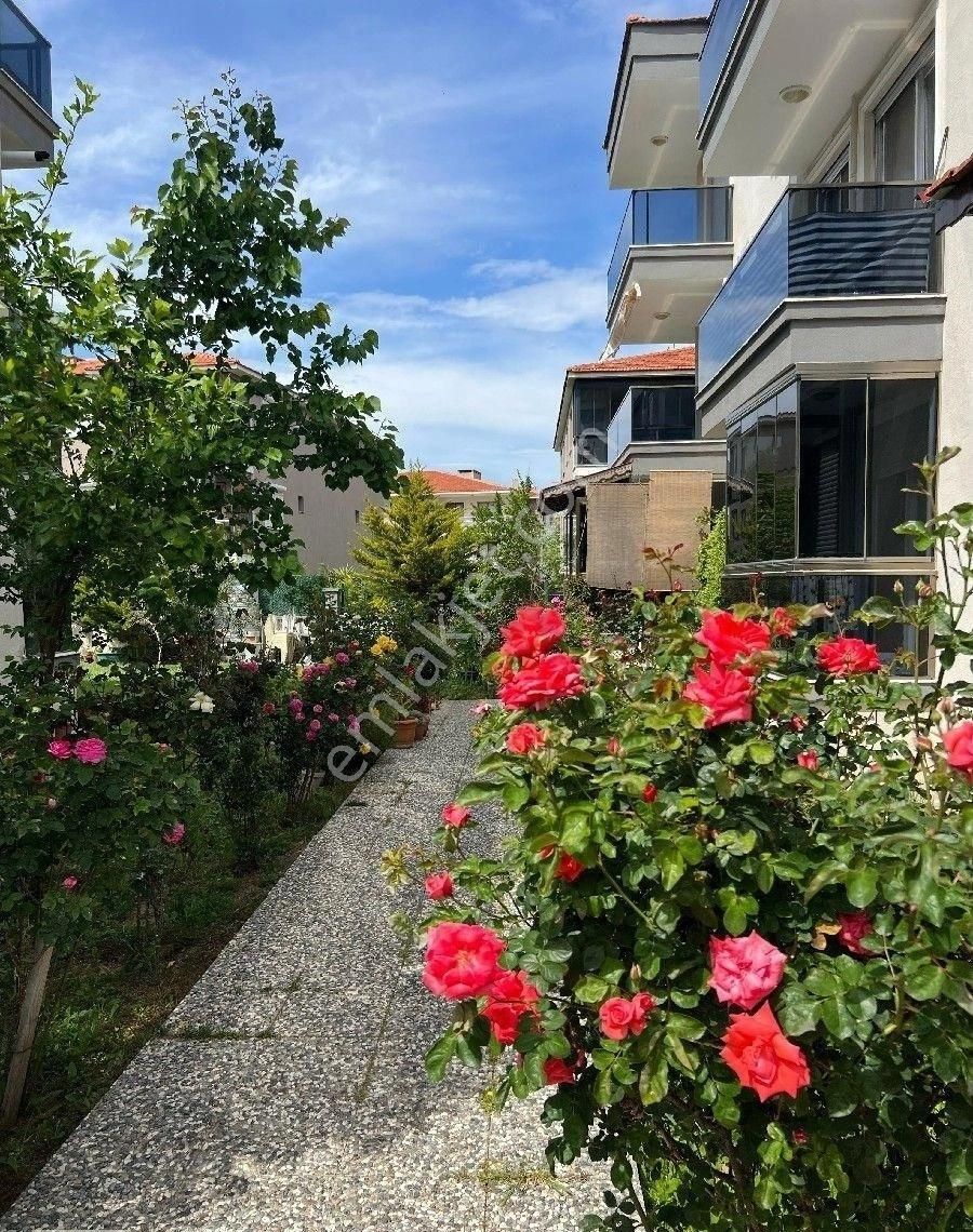 Yenifoça Merkezi Konumda Kiralık Daire