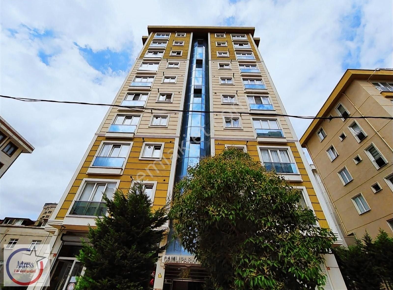 Şerifali Turcan Caddesinde Kapalı Otoparklı Binada 3+1