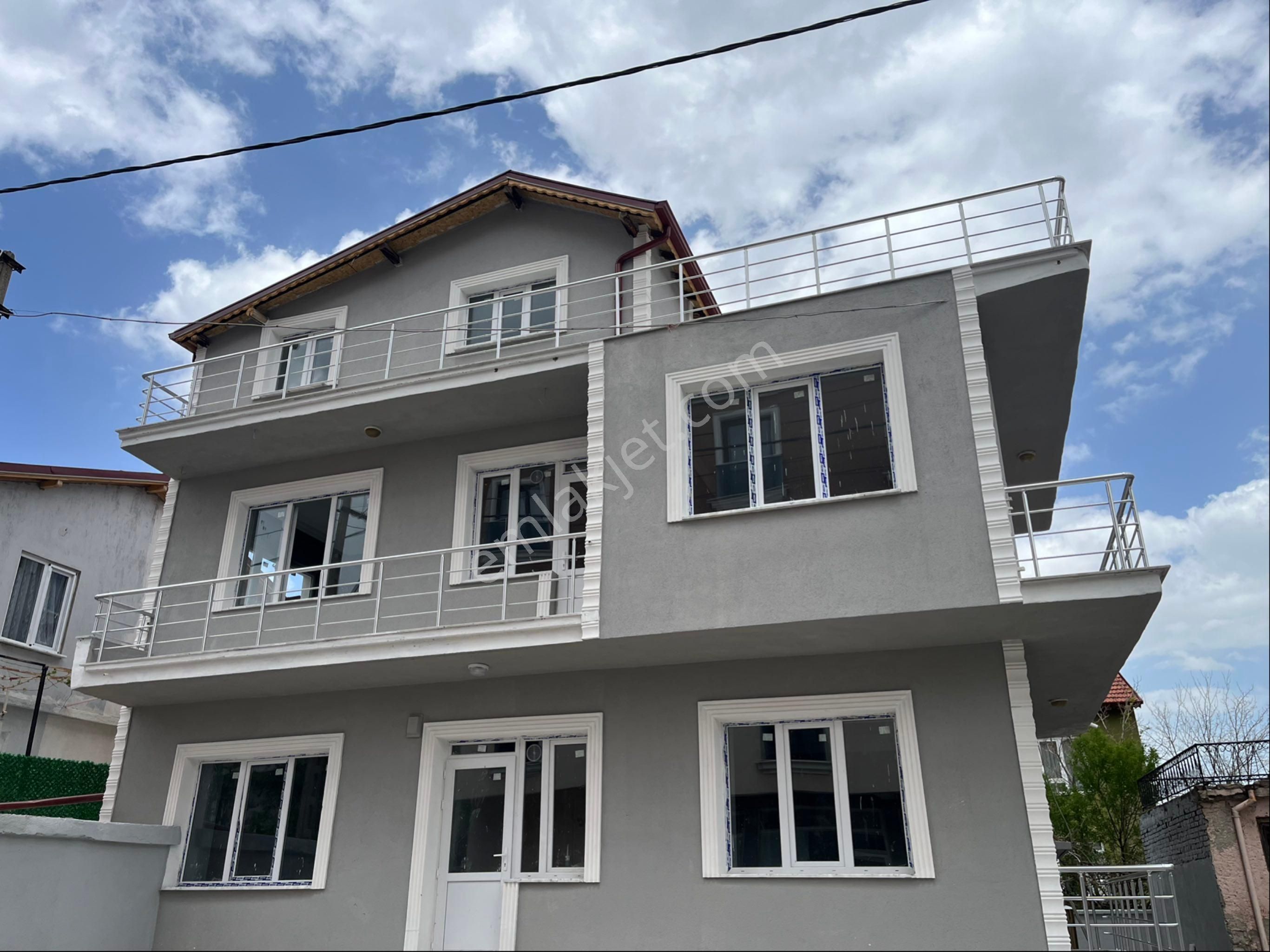 Isparta Yedi Şehitler Mahallesinde Satılık 2+1 Teraslı Teras Katı Daire