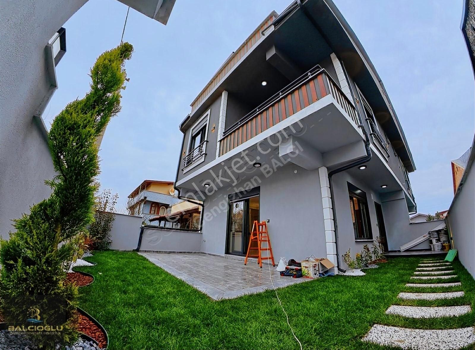Balcıoğlundan Merkez Plajda Ultra Lüx Denize Yakın Bahçeli Villa