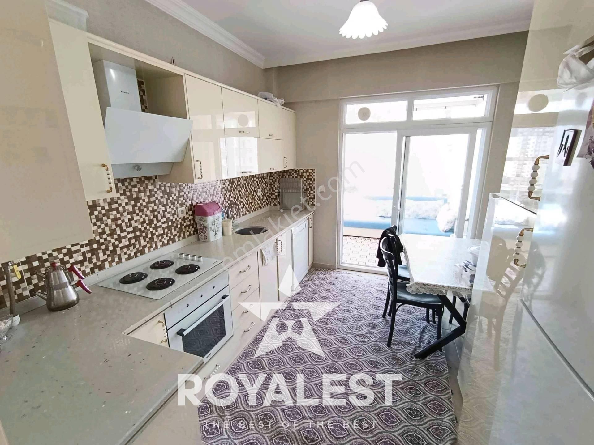 Royalest'ten Akkent'in Merkezinde Ara Kat Önü Açık Masrafsız 2+1