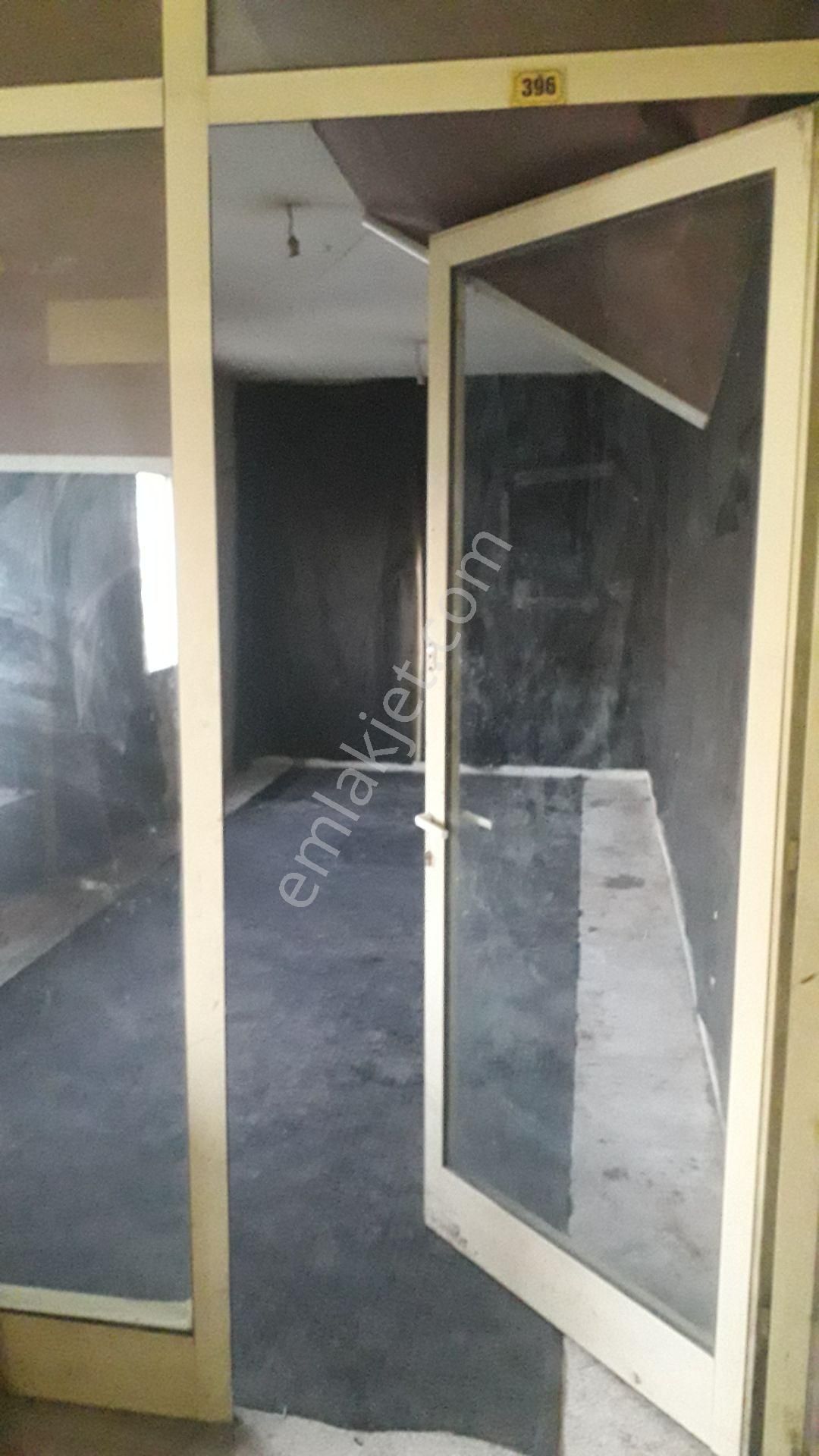 İzmir Bornova Ayakkabıcılar Sitesi Merkez Çarşıda 13 Mt Kiralık Dükkan