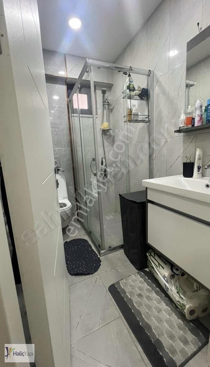 Gürselde Yeni Bina Otoparklı Ara Kat 1+1 Balkonlu Kiralık Daire