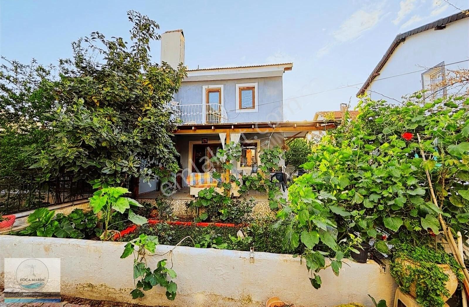 Yenifoça Cumhuriyet Mahallesinde Satılık 4+1 Bahçeli Villa
