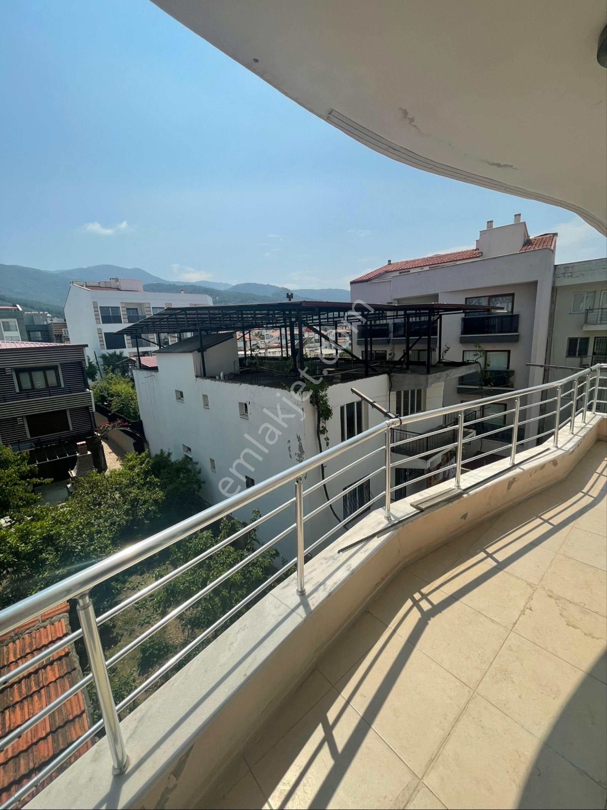 Kuşadası Davutlar Merkezde Satılık 3+1 Daire