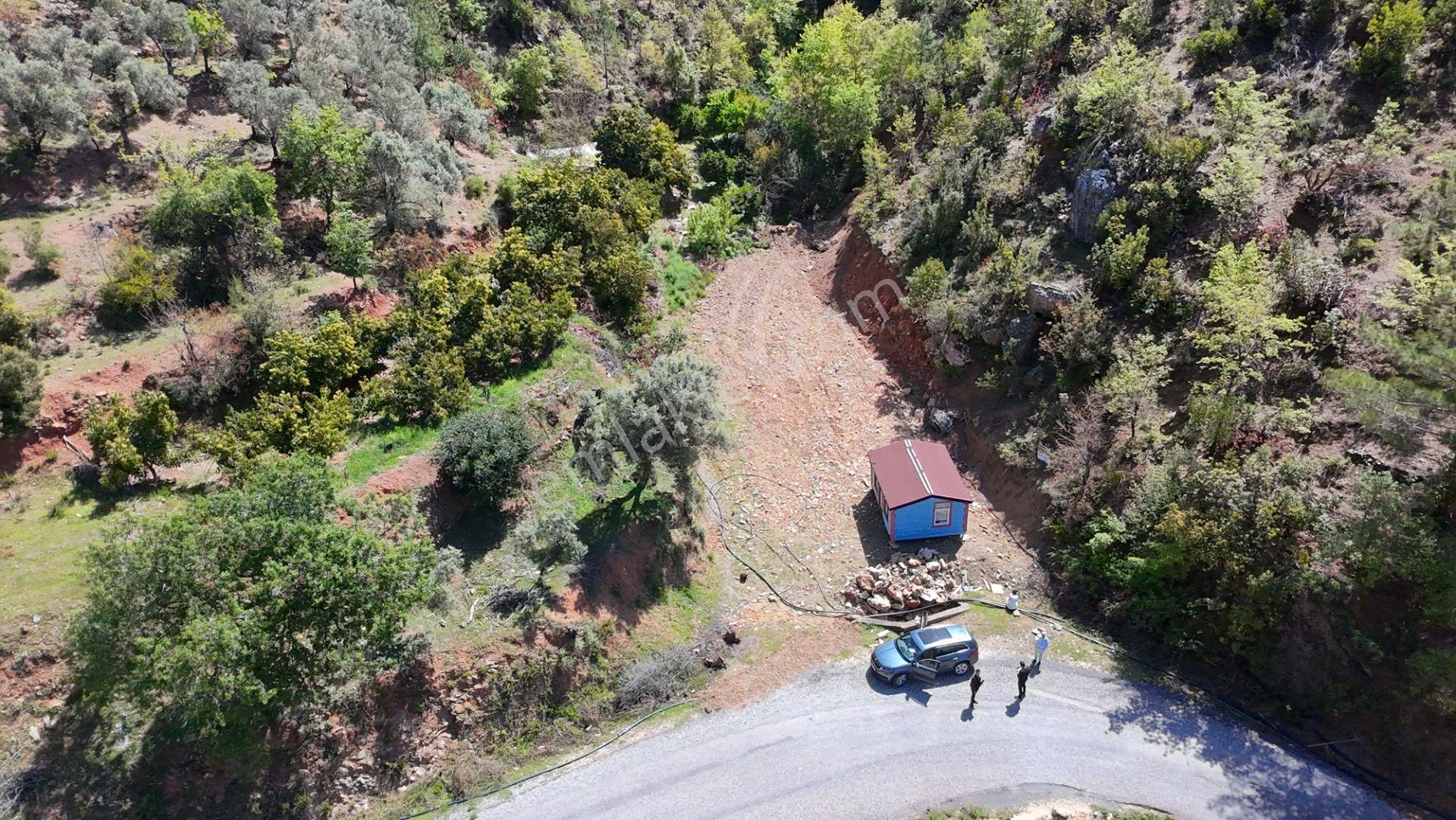 Antalya Gazipaşa Göçük'te Prefabrik Ev Olan Yola Sıfır Tarla