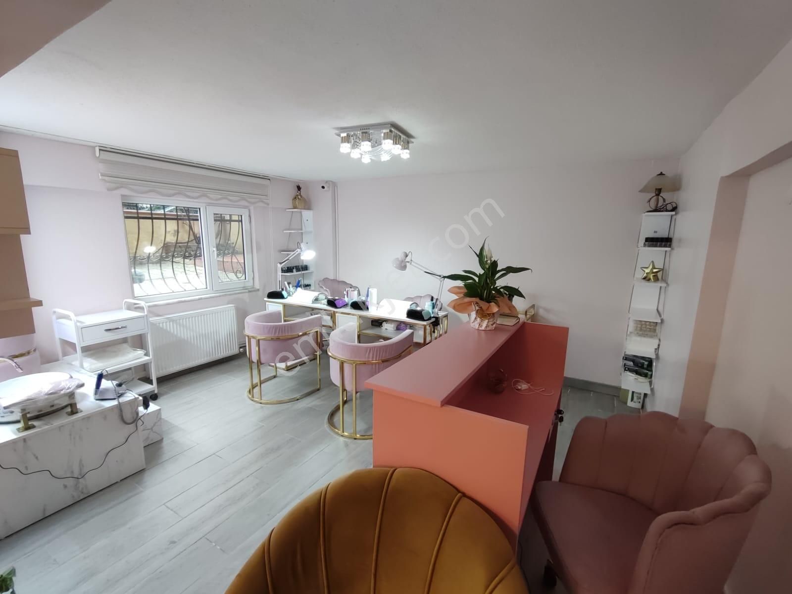 Aren Emlak | Barajyolu Caddesine Yakın Havuzlu Sitede Masrafsız Taşınmaya Hazır 1+1 Kiralık Daire