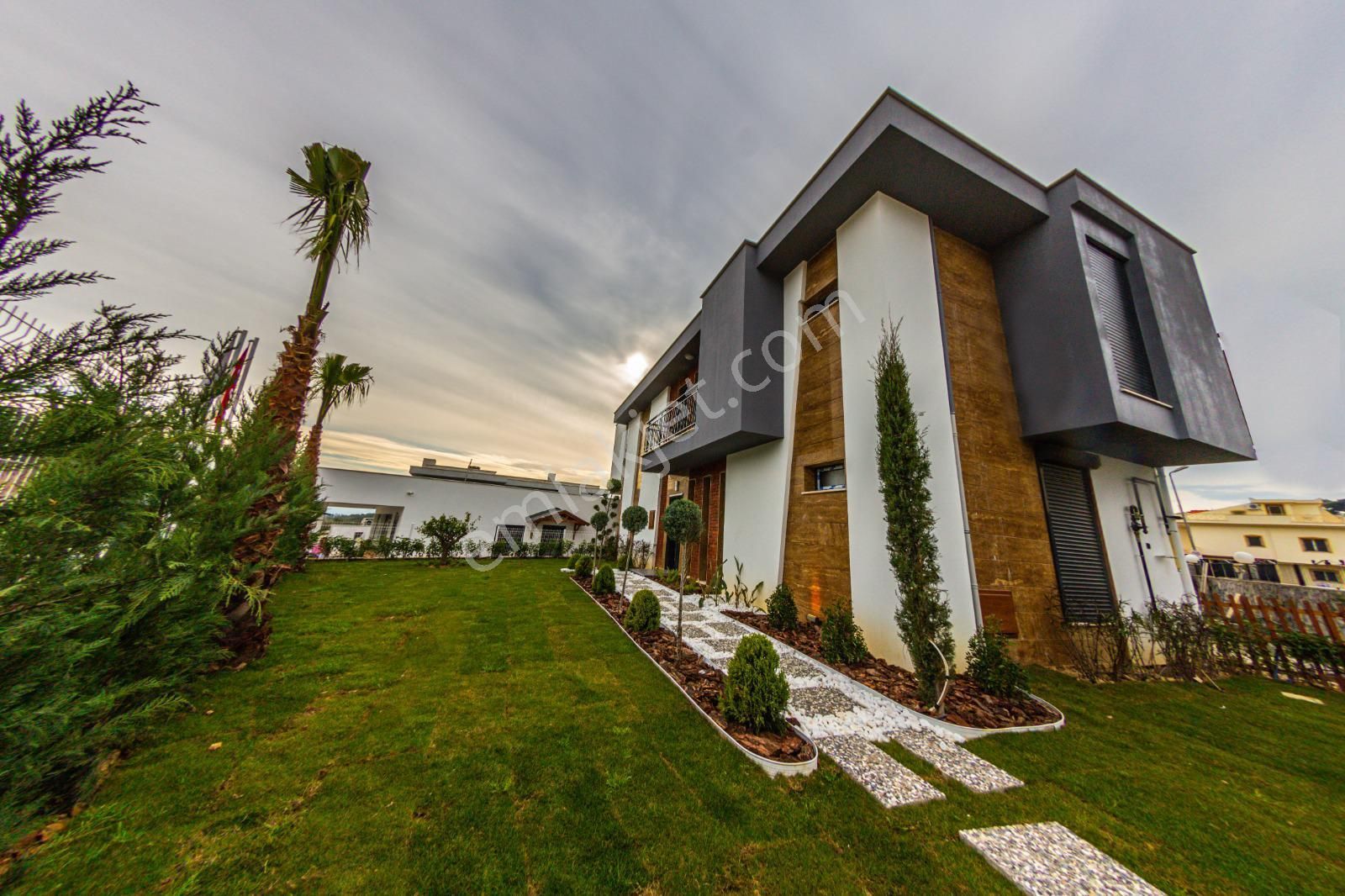İstek Koleji Yakınında Satılık Müstakil 4+1 Yatırımlık Villa