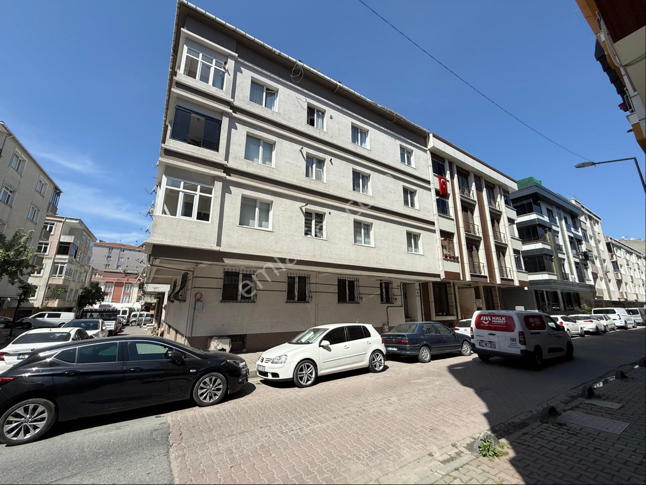 Cadde Emlak Gültepe Metrobüse Çok Yakın Aile Binası 2+1 Y Giriş