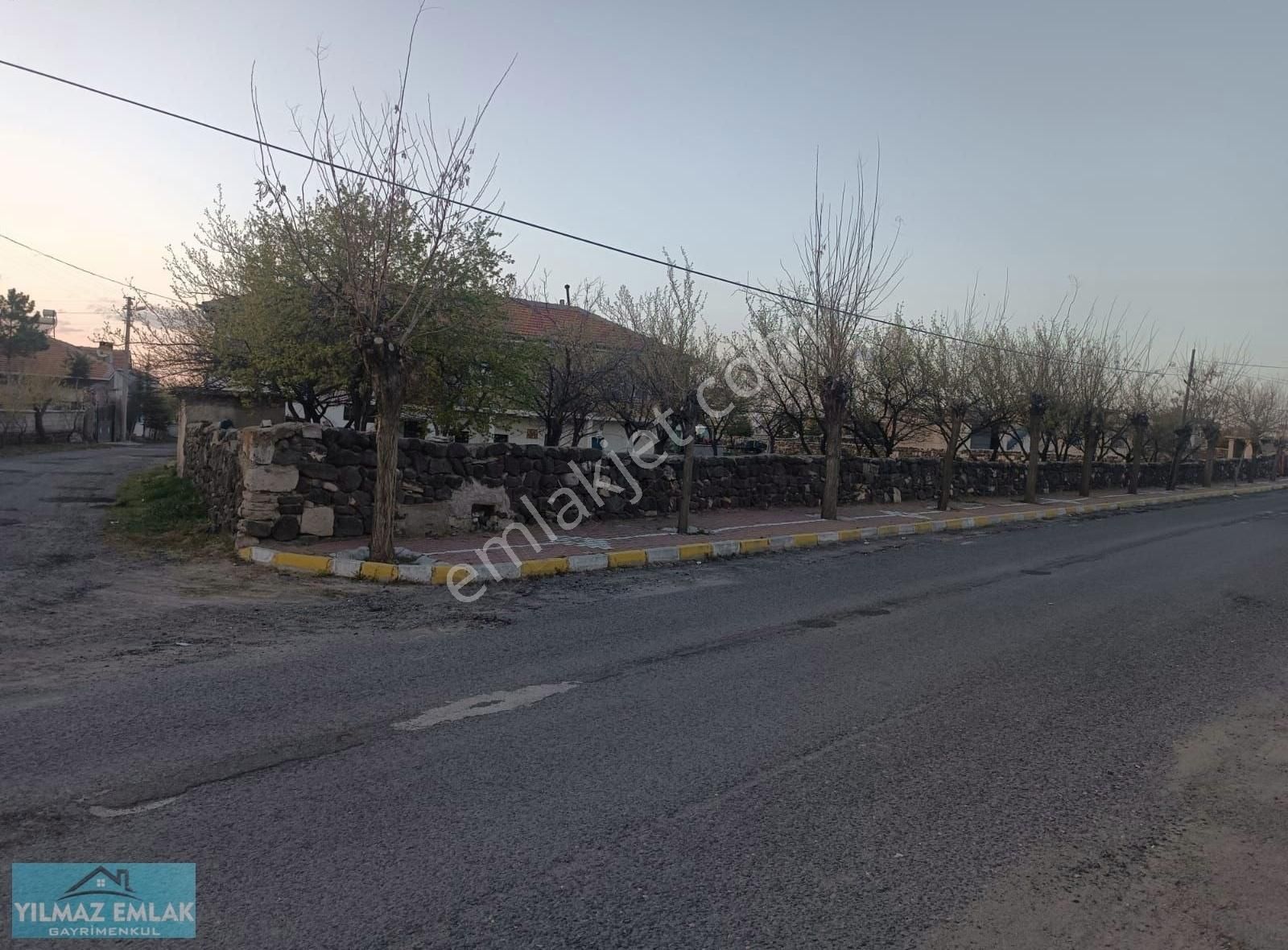 Nevşehir Acı Göl Cumhuriyet Mahallesi Müstakil Satılık Ev Ve Ars