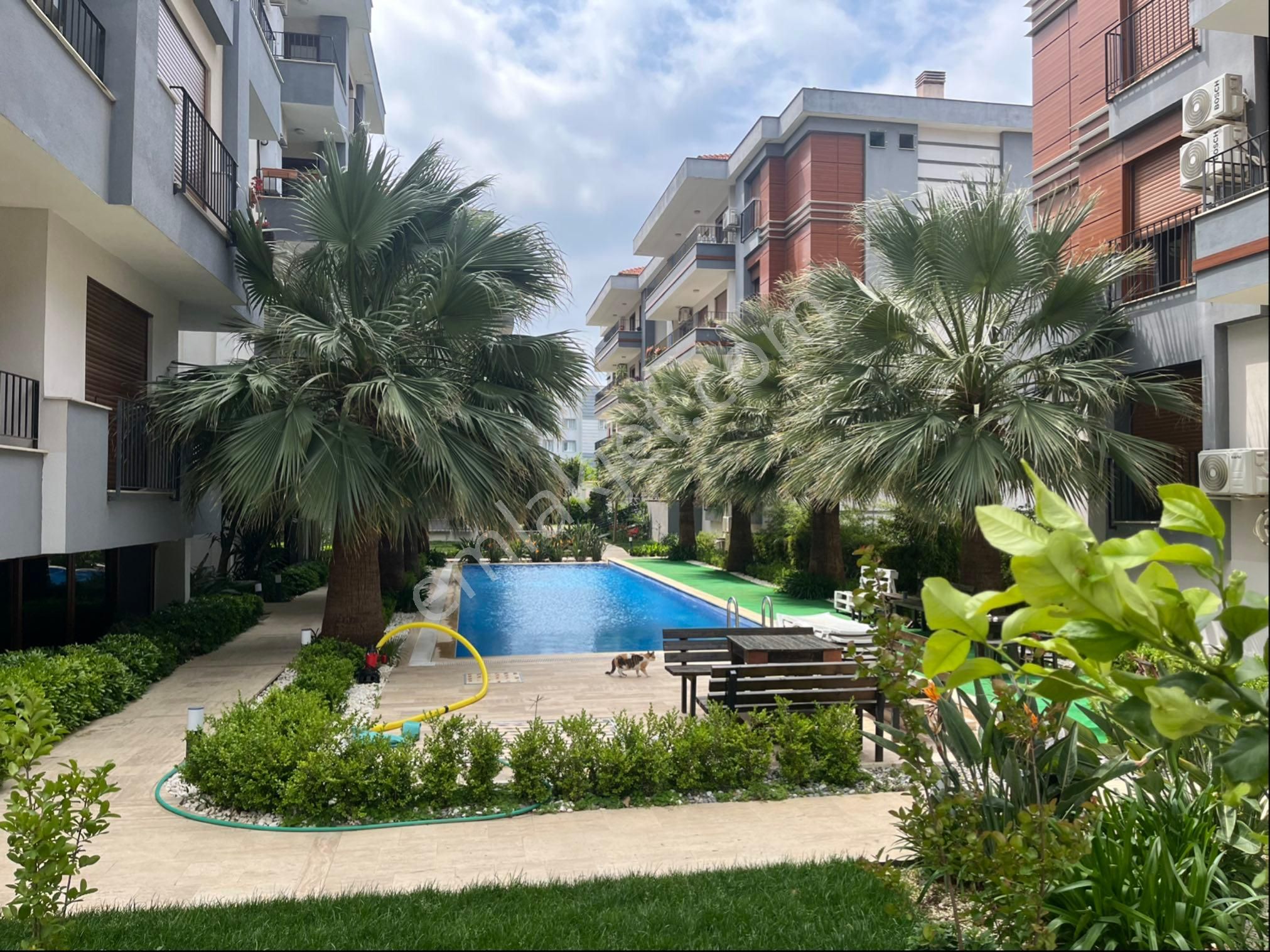 Seferihisar’da Havuzlu Sitede Kapalı Mutfak 2+1 Daire