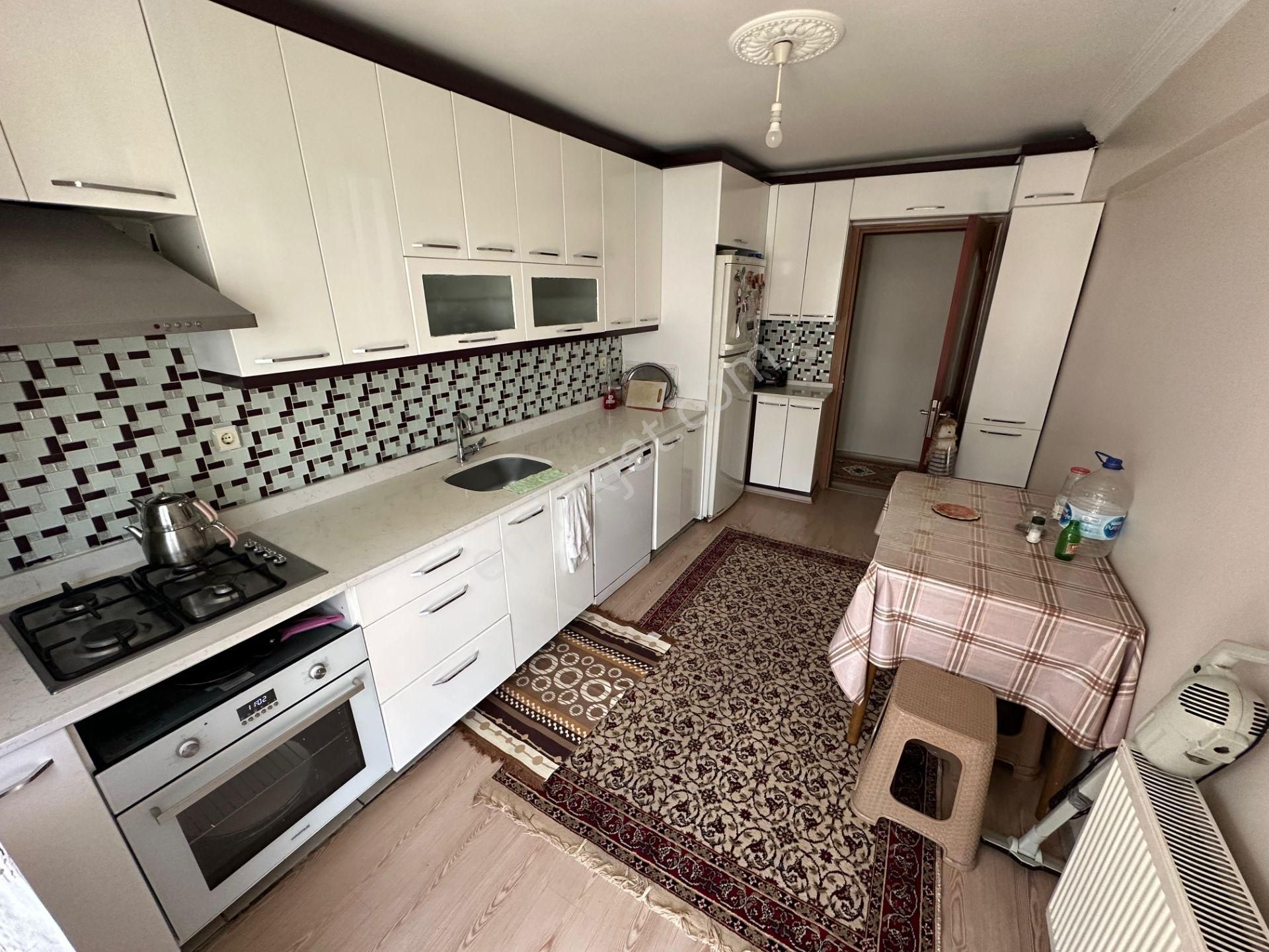 🏡merkezefendi Mahallesi 🏡 ✅3+1 125 M2 5 Katlının 3 Katı ❇️ Kapalı Mutfak