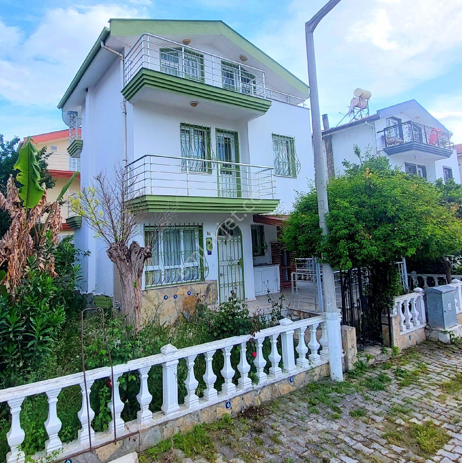 Kuşadasında Denize Yakın Havuzlu Sitede Tek Müstakil 4+1 Bahçeli Villa