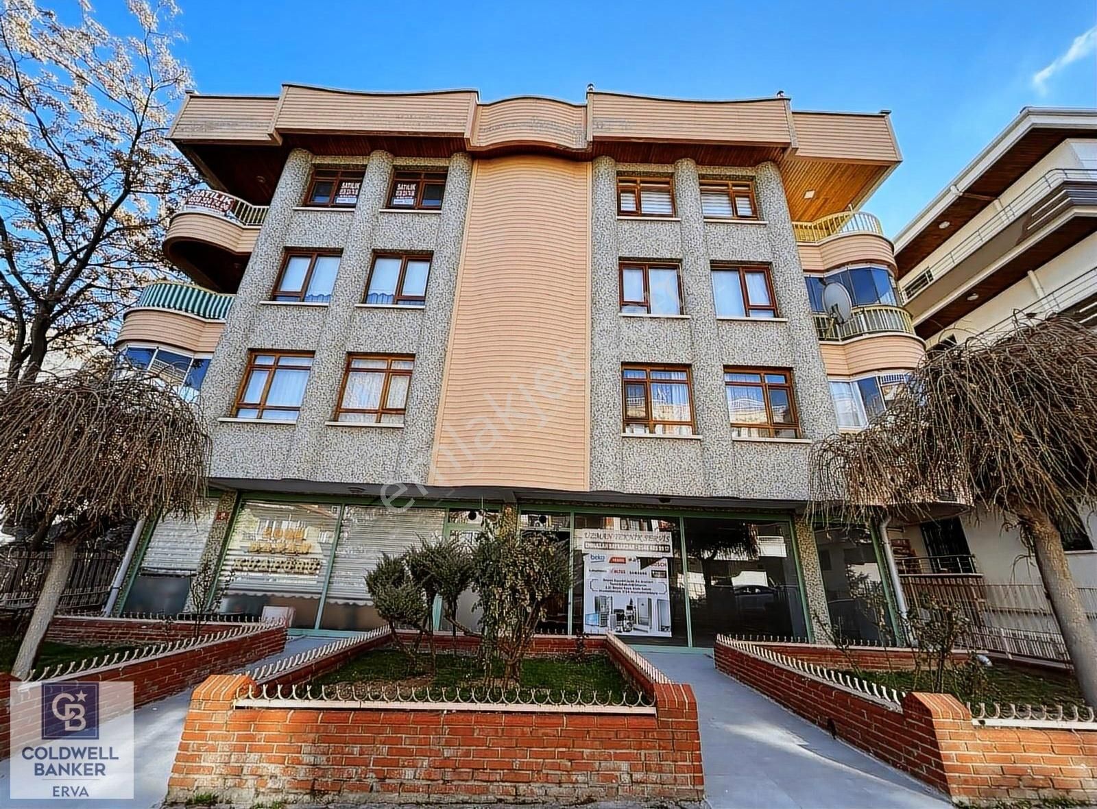 Aydınlıkevler Mah.şehit Bülent Ay Cad.üzerinde Satılık Dükkan