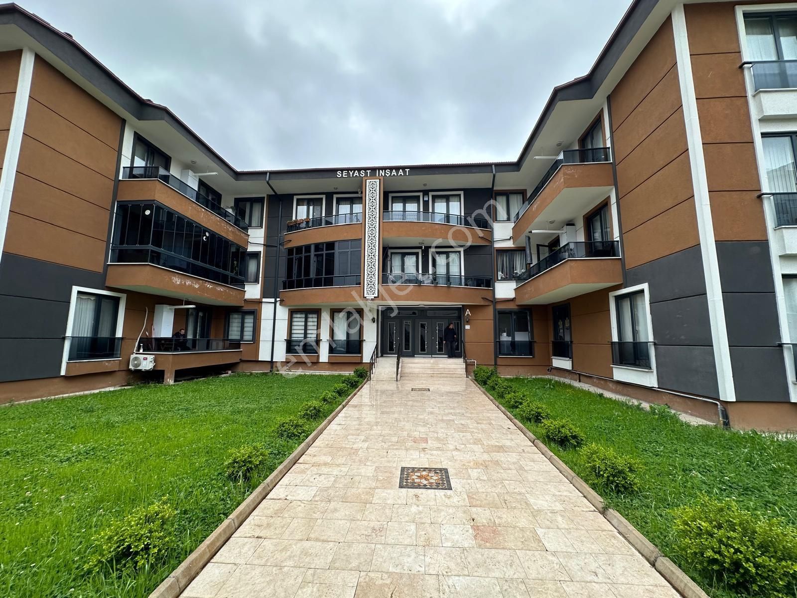 Arifiye Yeni Belediye Mevkiinde Site İçerisinde 3+1 Mutfak Ayrı Yerden Isıtmalı Satılık Daire