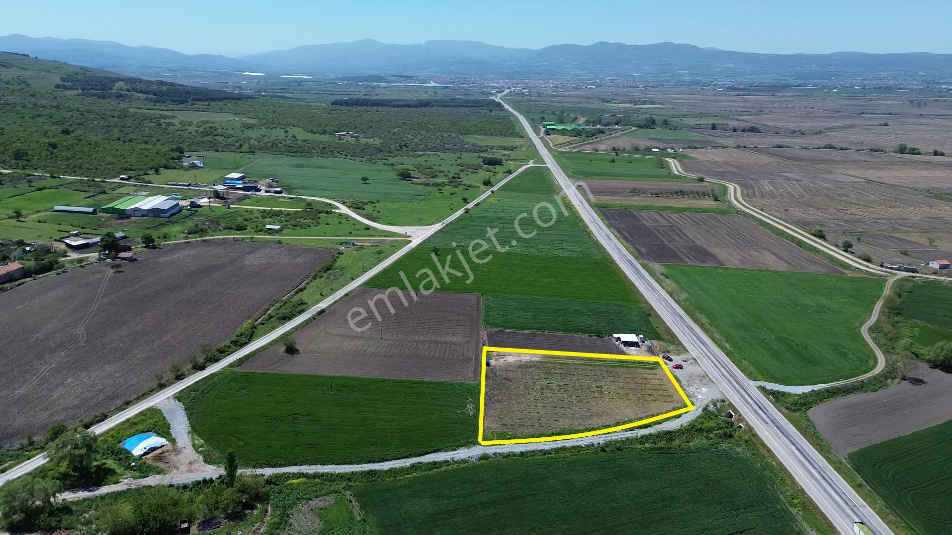 4.550 M2 Gönene Yakın Asfalta Cephe Etrafı Çevrili İçerisinde Meyve Ekili Tarla