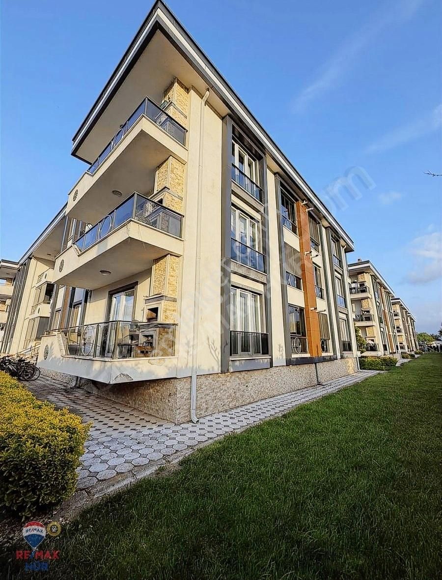 Ömer İnan Remax Hür Serdivan Yazlık 3+1 Site İçi Özel Bir Daire