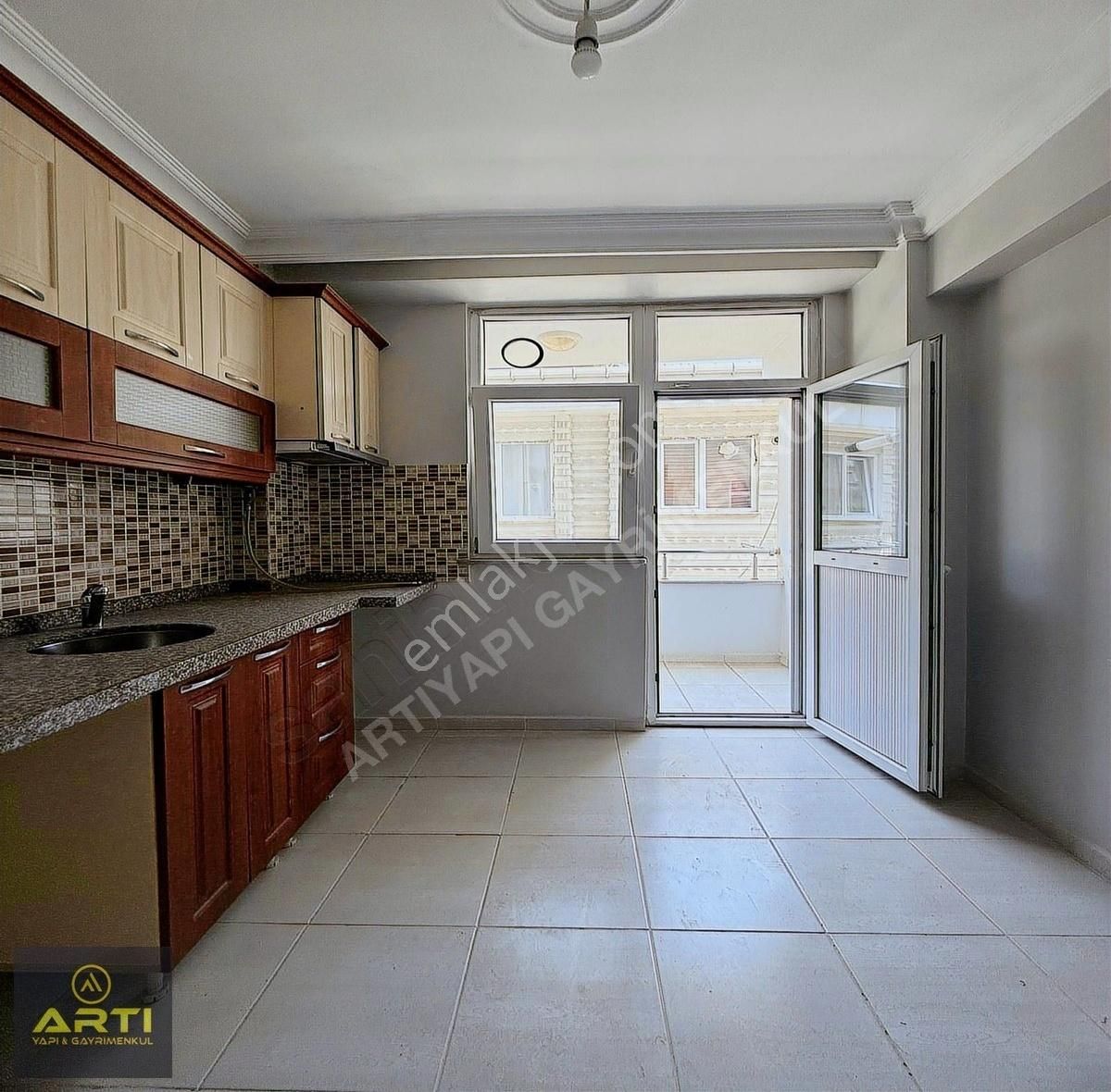 Mehterçeşmede Metrobüse Yürüme Mesafesinde 2+1 Kiralık Daire