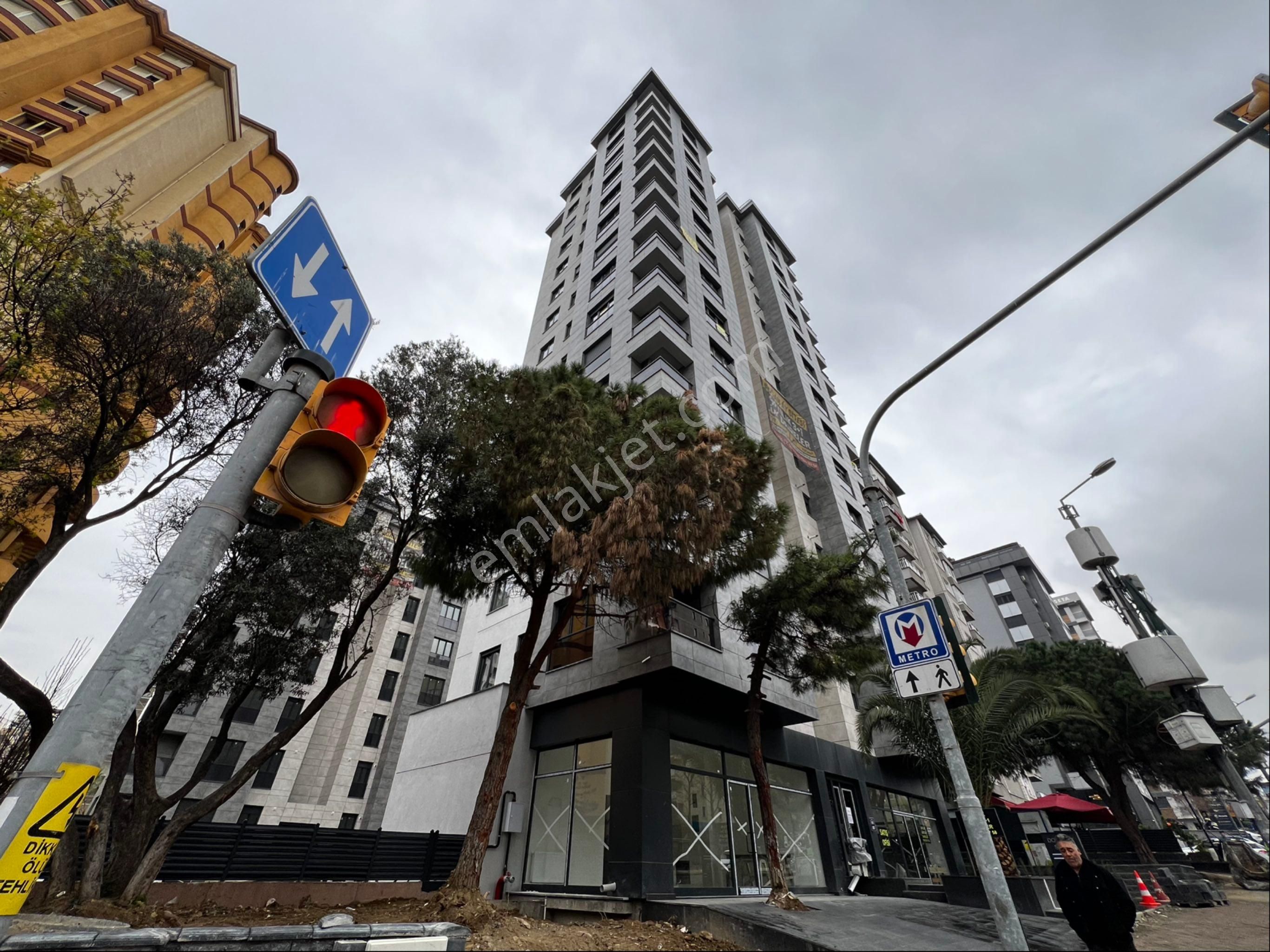 Ali Nihat Tarlan Cad. Üzerinde Metroya Ve E-5' Yakın 90m² Net3+1