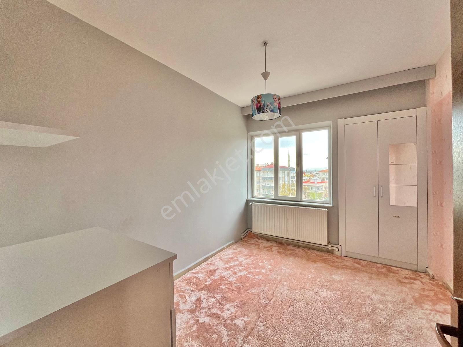 Deniz Mahallesinde 3+1 165m2 Amerikan Mutfak Geniş Daire