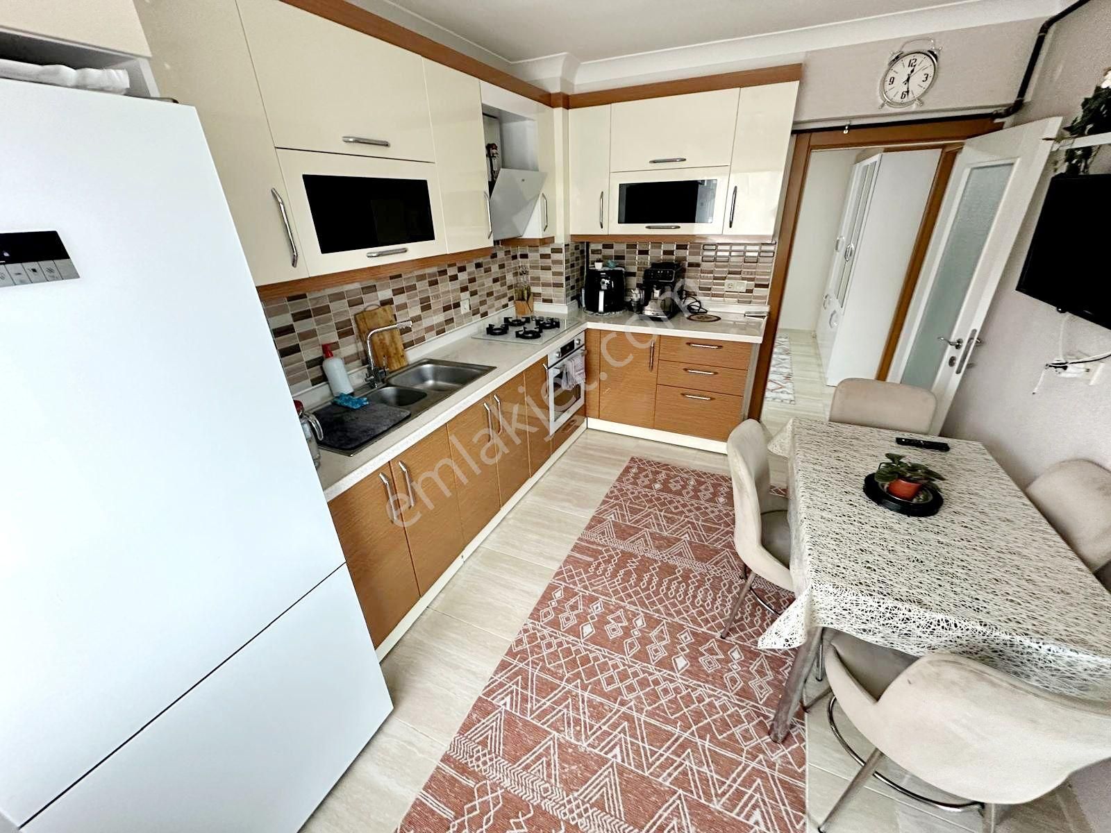 Yenikentte Cadde Üzeri Ebeveyn Banyolu Çift Balkon Köşe Başı 3+1
