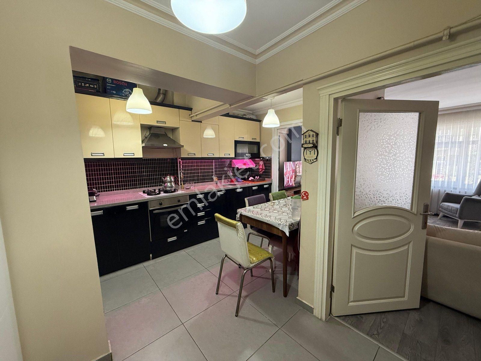 Vaneden İnönü Cad.de Ön Cephe 1.kat 3+1 120m2 Daire