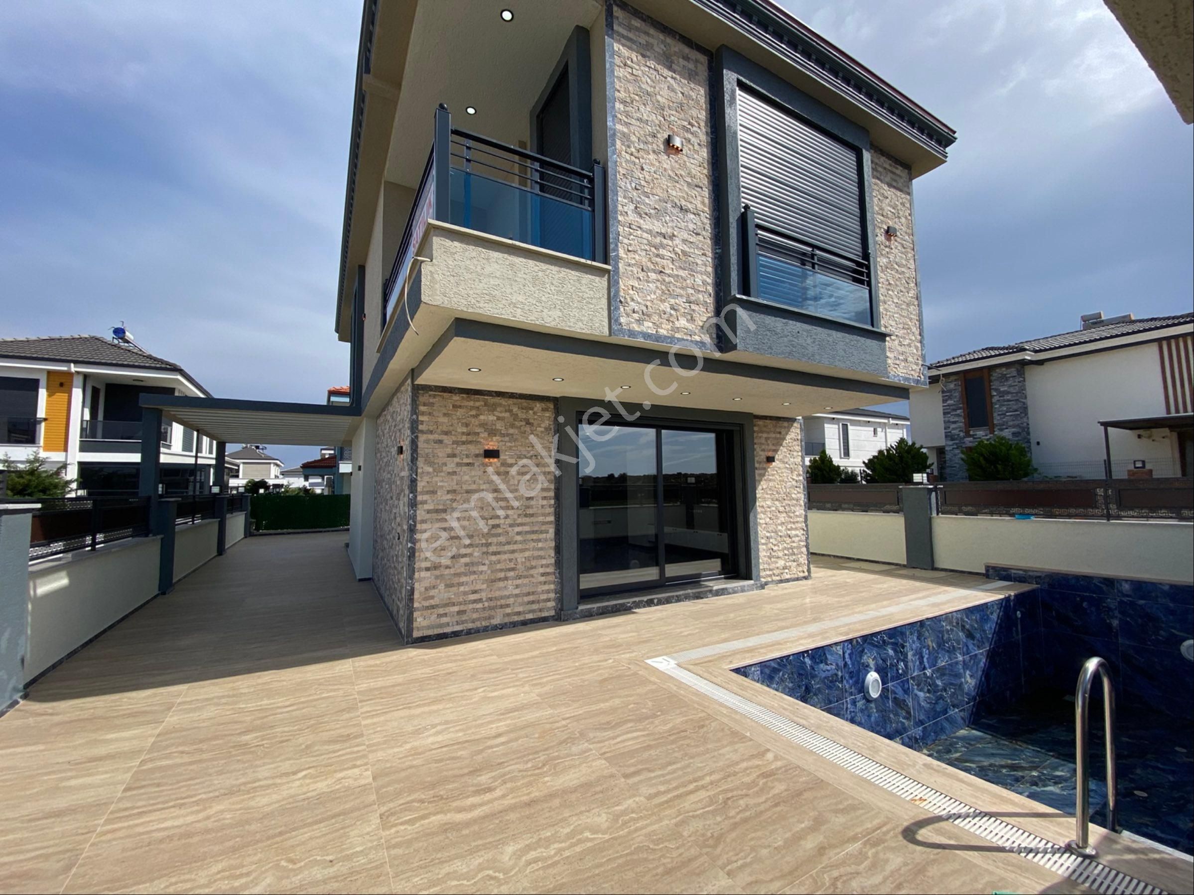 Didim Efelerde Satılık Havuzlu Otoparklı Tam Müstakil 3+1 Villa!