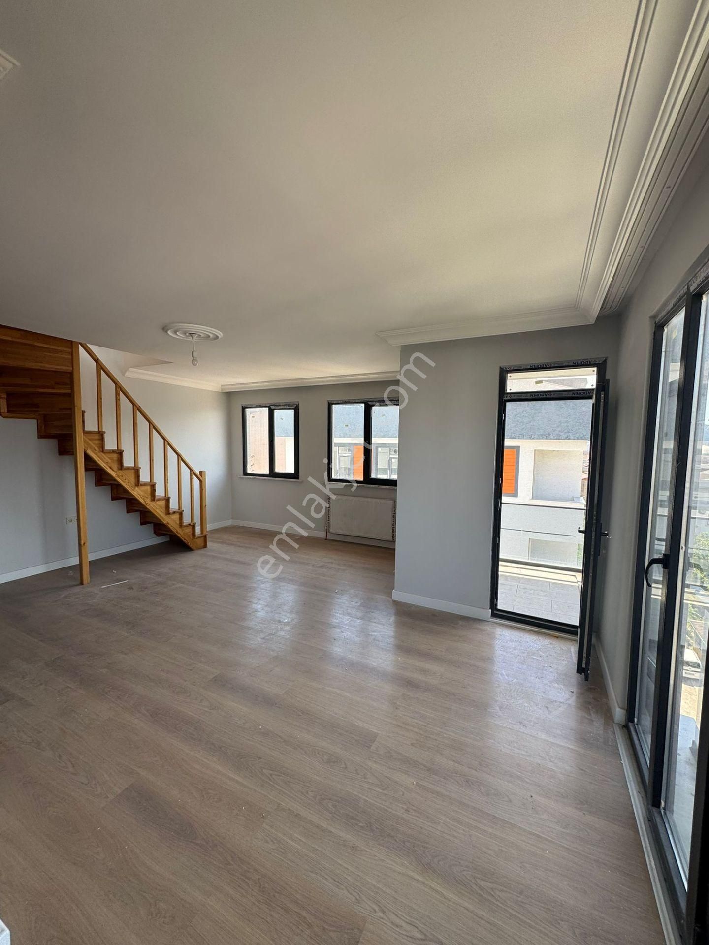 Battal Gazi Mahallesi Sultanbeyli Devlet Hastanesi Yanında 3+1 160m² Üst Dubleks Daire