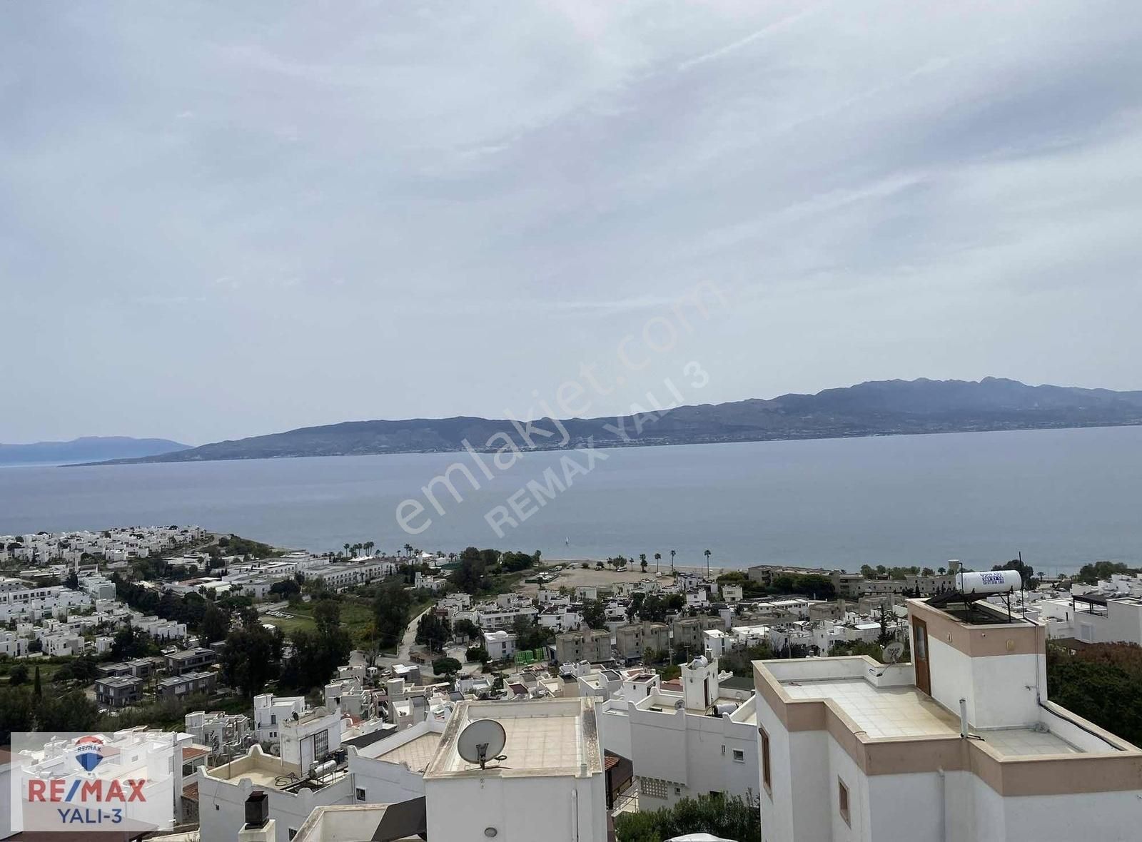 Re/max Yalı'dan Plajlı,deniz Manzaralı,yenilenmiş Müstakil Villa