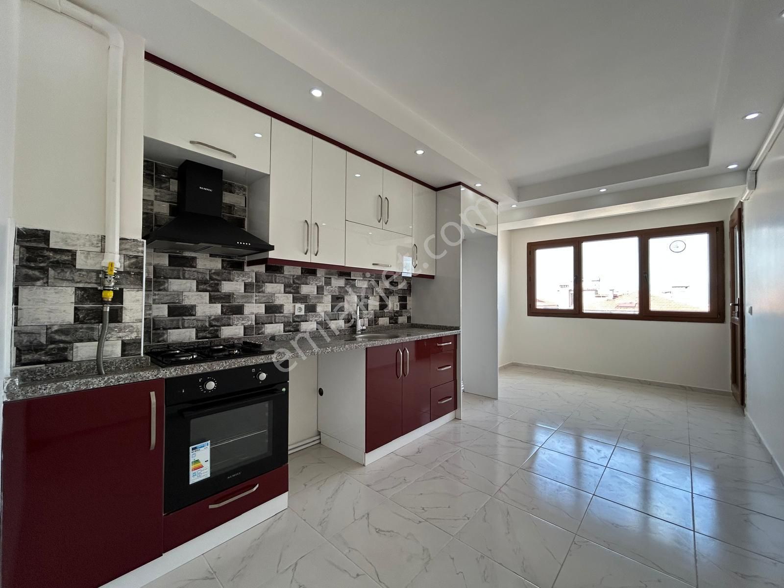 Salihli Devlet Hastanesi Yanı Cadde Üstü Satılık 2+1 Doğalgazlı