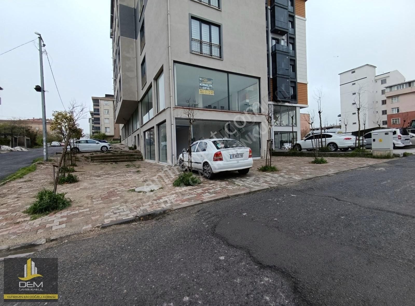 Hadımköy Merkezde 60m2 Düz Giriş Dükkan