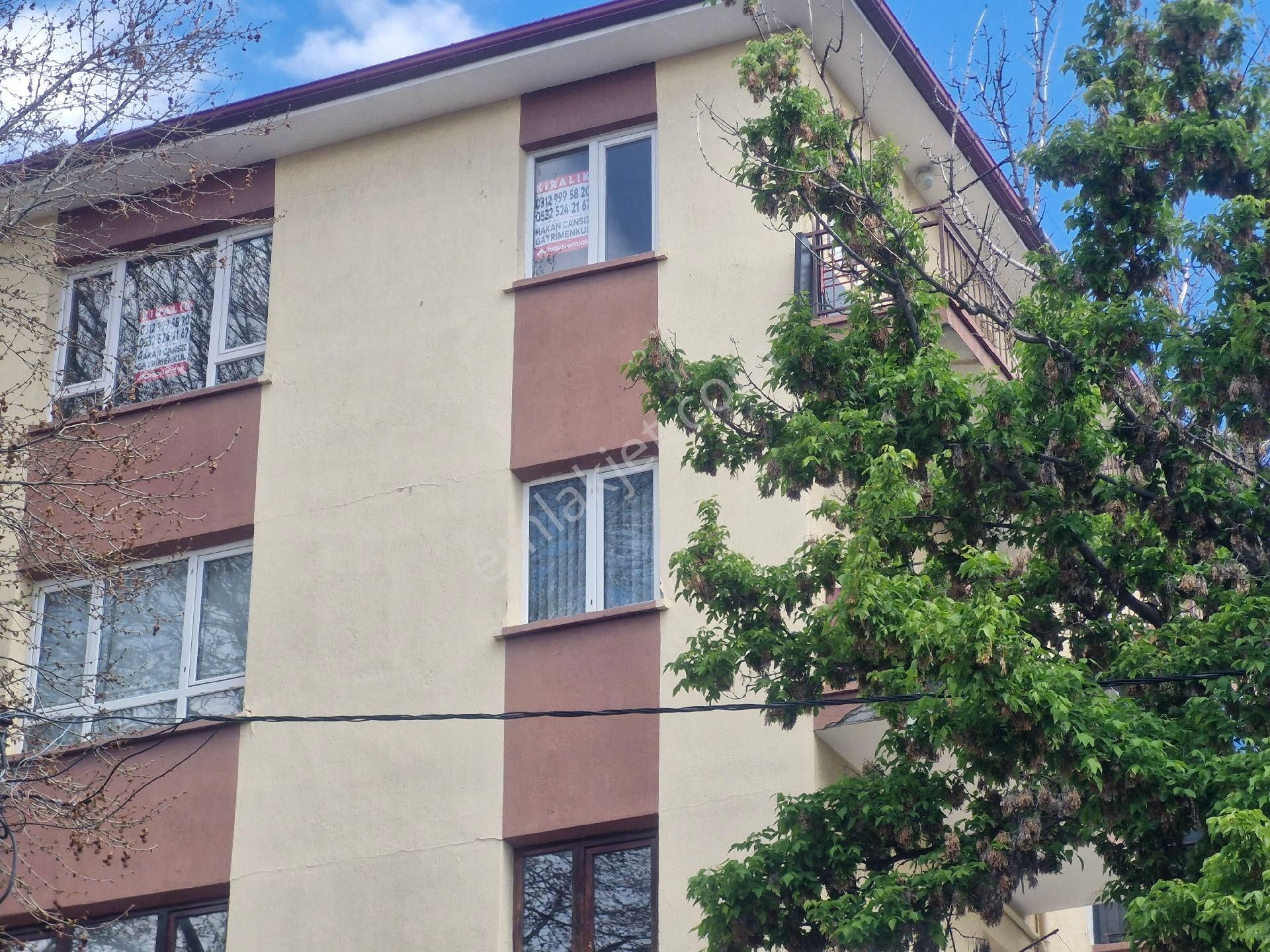 Hakan Cansız Gayrimenkul Yatırım'dan Tepebaşı Fatih Caddesi Yakını Üstkat 3+1 Kiralık Daire