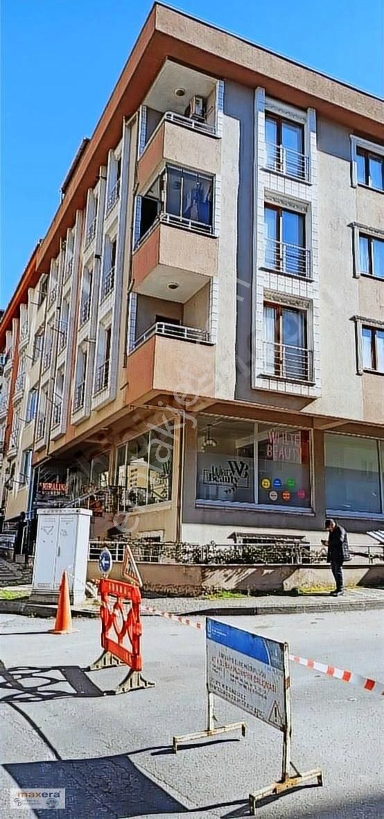 Ümraniye Armağanevlerde Neyzen Tevfik Caddesinde Köşe Binada