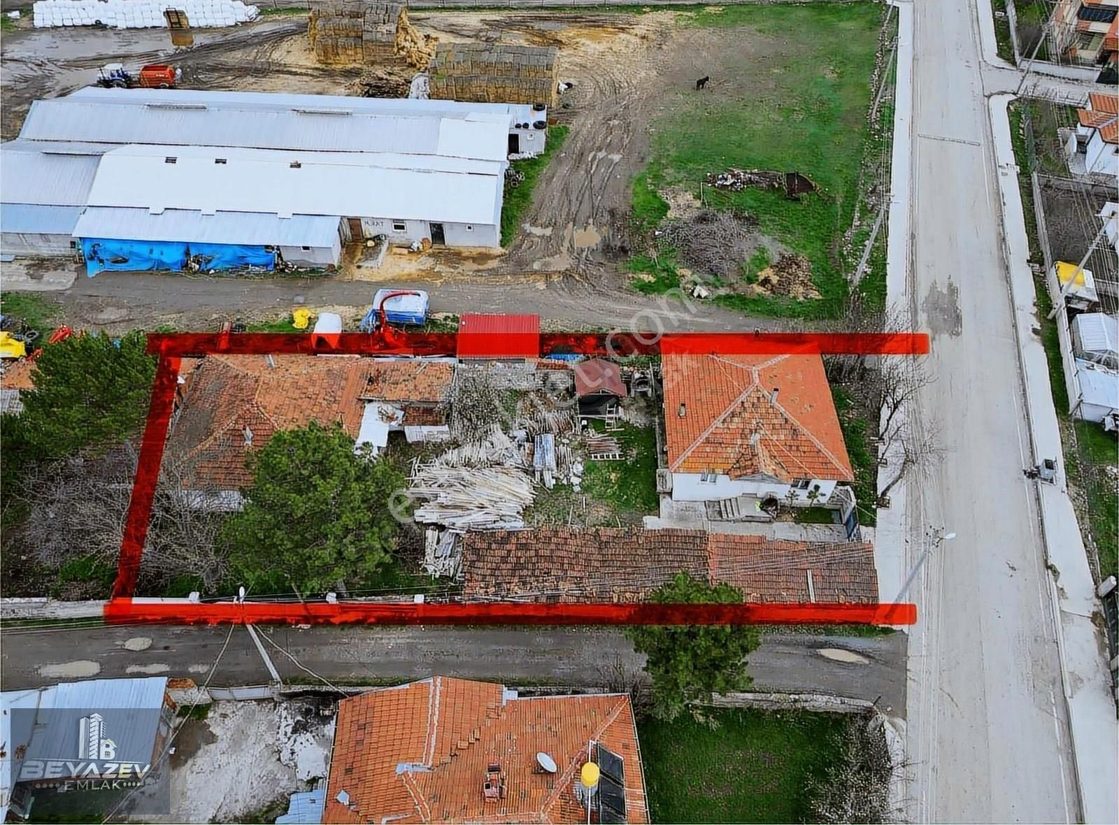 Beyazev Emlaktan 750 M2 İçerisinde 2 Adet Evi Ve Bahçesi