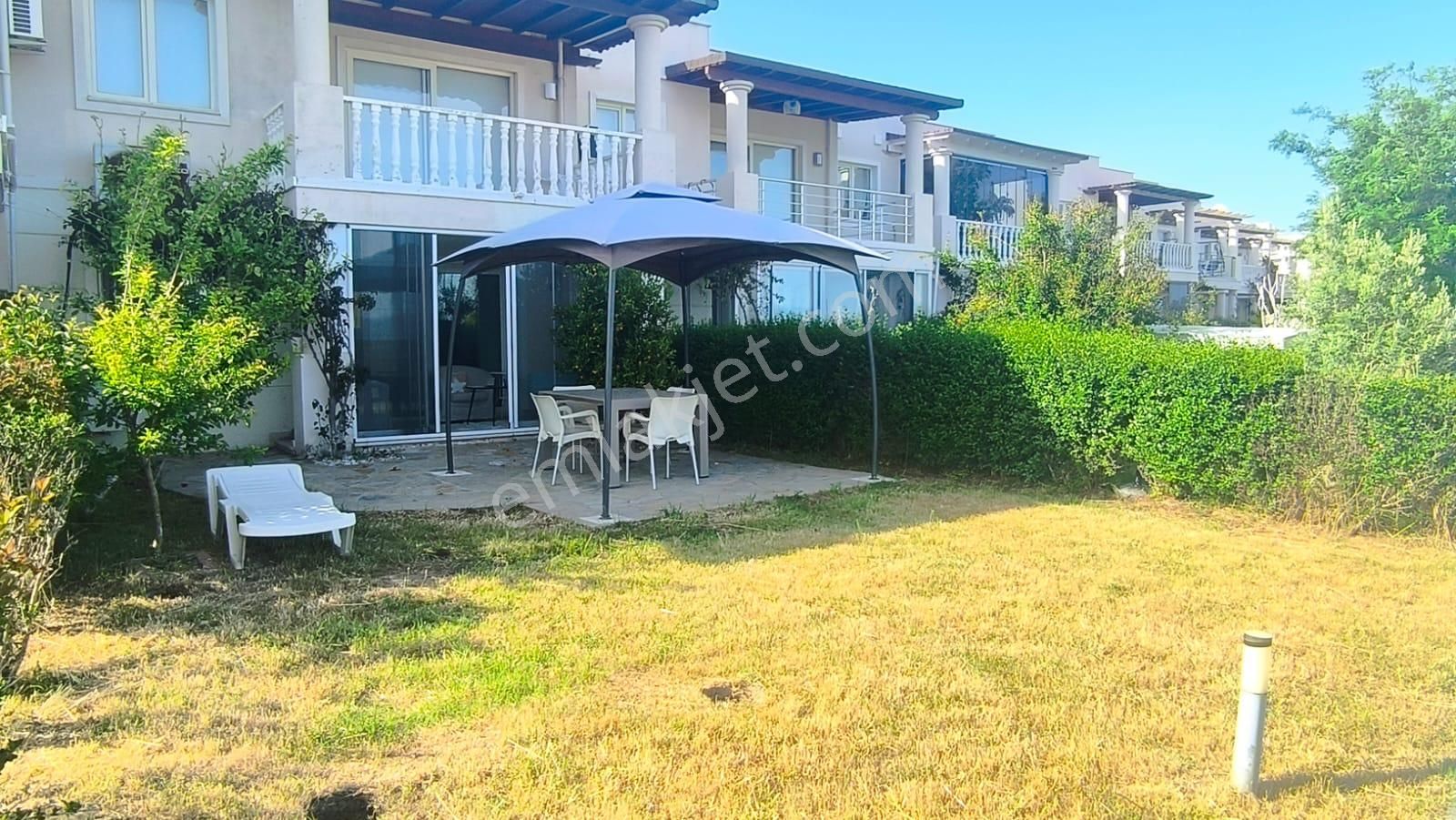 Flamingo Sitesinde Bahçe Katı Cam Balkonlu Yapılı Daire