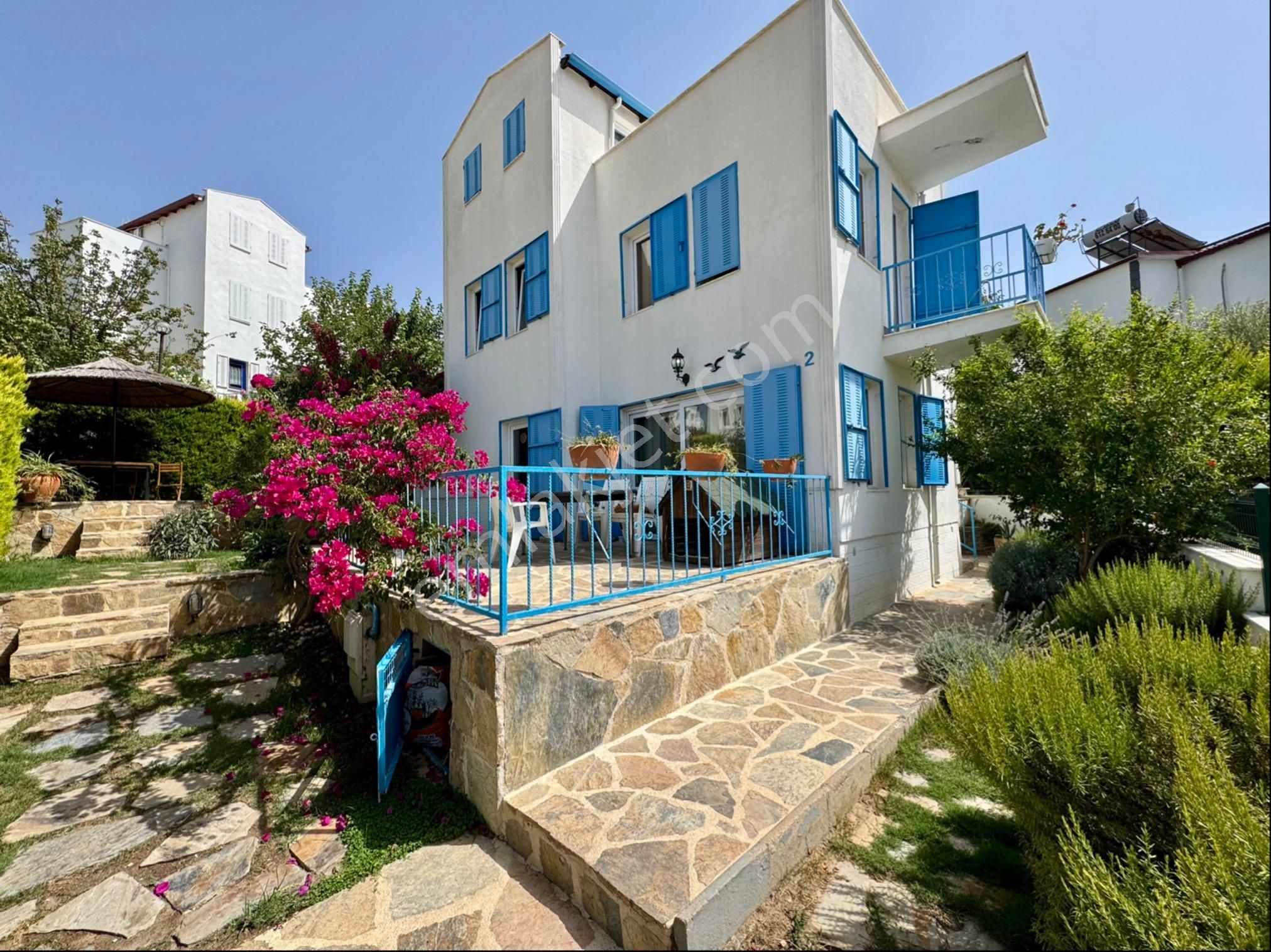 Kuşadası'nda Satılık Muhteşem Deniz Manzaralı 3+1 Villa