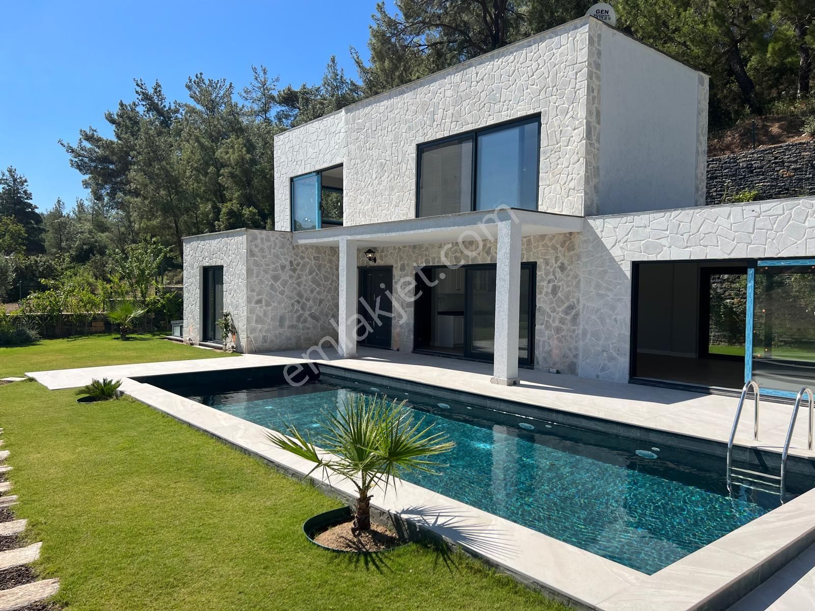 Yalıçiftlik' De Yıllık Kiralık Müstakil Bahçe Ve Havuzlu Villa