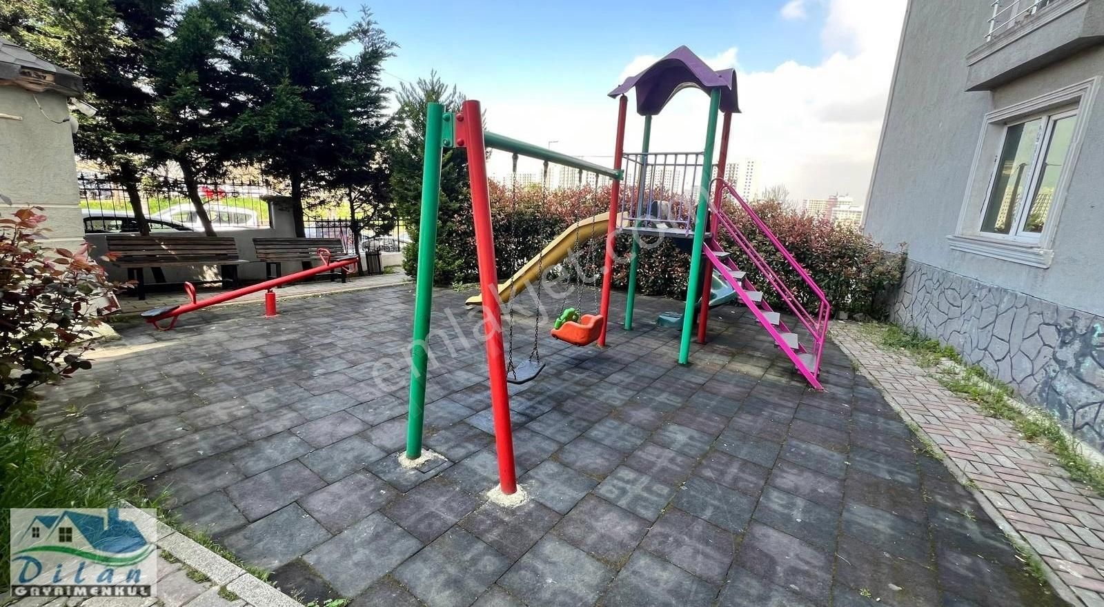 Dilan Gyo'dan Kiralık 3+1 Aile Binası Metrobüse Yakın Merkezdeee