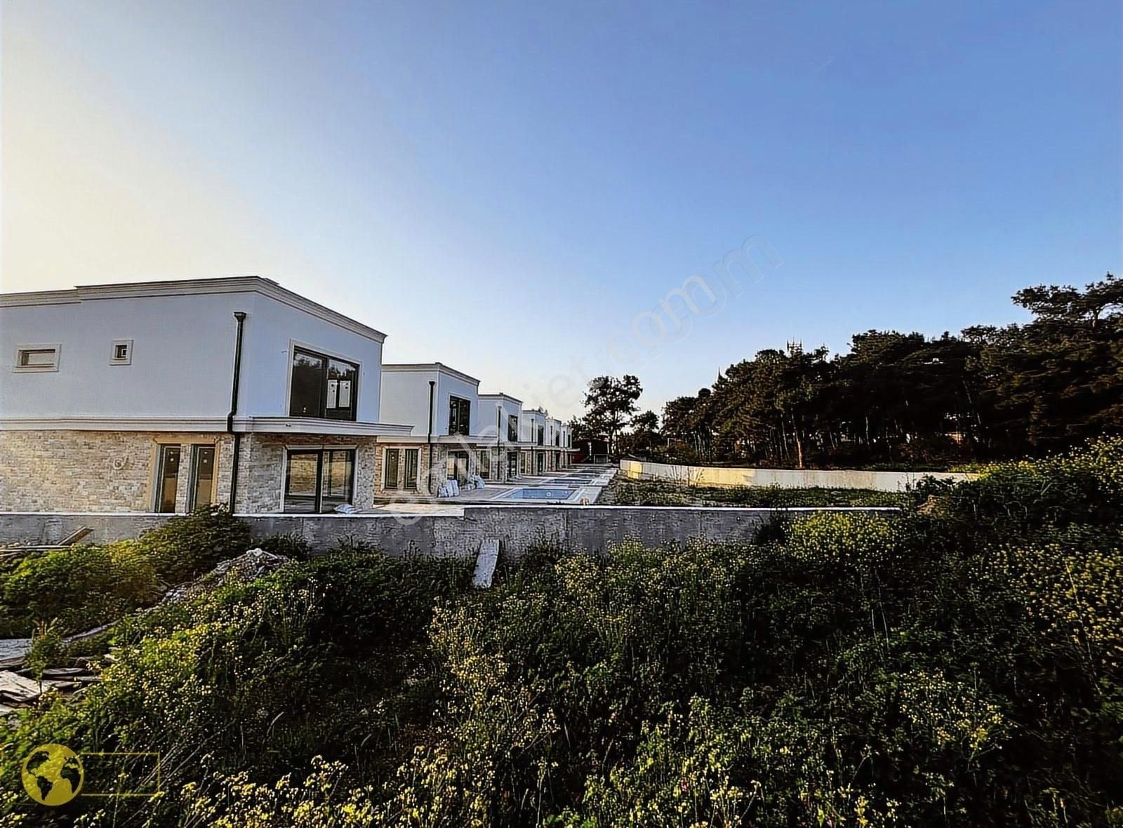 Güzelyalı'da, Müstakil Havuzlu, Doğa Manzaralı, 3+1 Lüks Villa